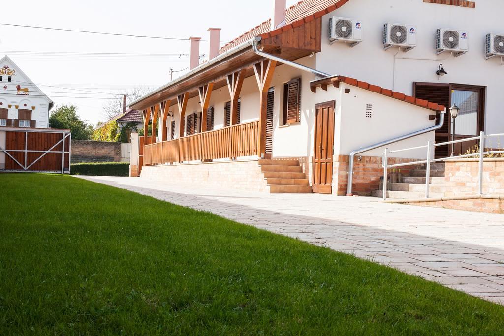 Hotel Maushaus à Vemend Extérieur photo
