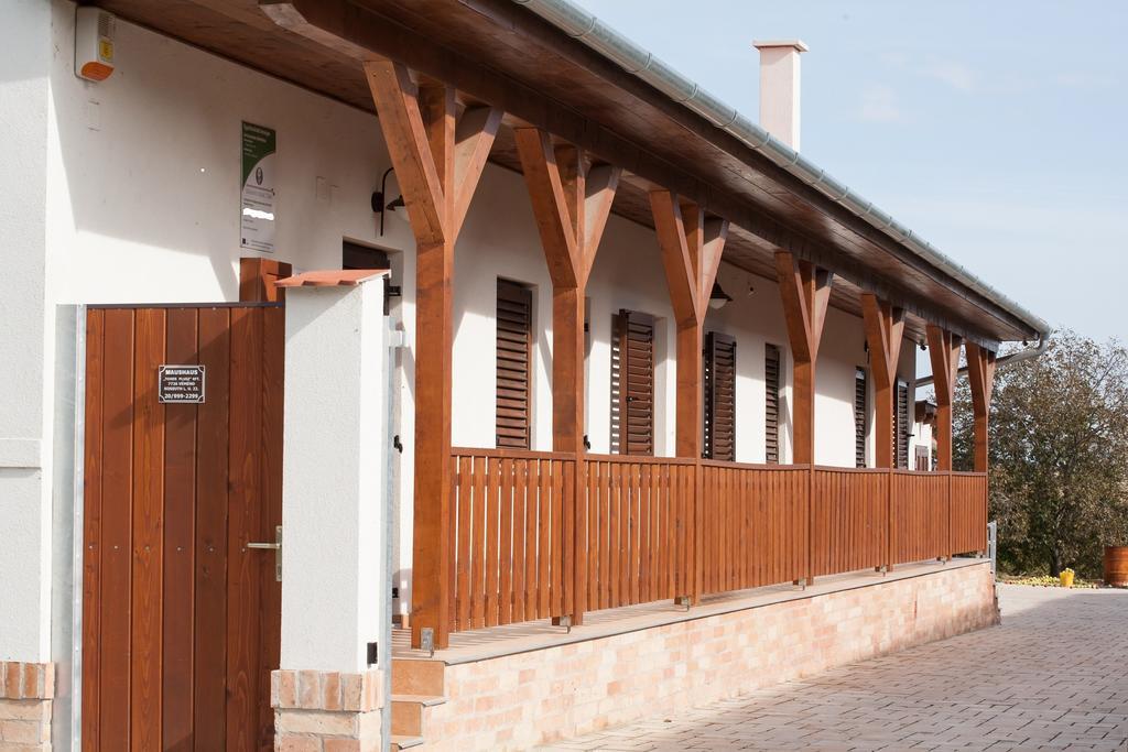 Hotel Maushaus à Vemend Extérieur photo